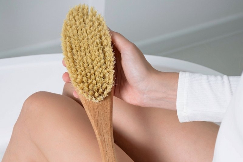 Masaje con cepillo seco: cómo es útil para el cuerpo y la figura, y cómo realizarlo correctamente