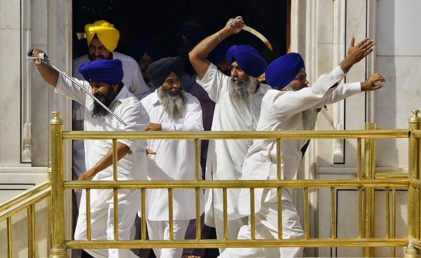 Massacre with swords in the Golden Temple