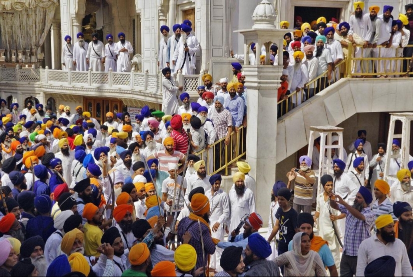 Massacre with swords in the Golden Temple