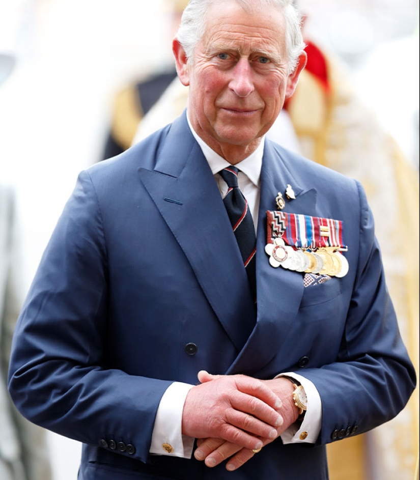 “Me alegro de que tenga sentido del humor”: el rey Carlos se asa los dedos en un nuevo documental de la BBC