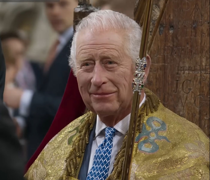 “Me alegro de que tenga sentido del humor”: el rey Carlos se asa los dedos en un nuevo documental de la BBC