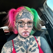 “Me aterrorizas”: mujer que pasó 10 años modificando su cuerpo es criticada por lucir tatuada