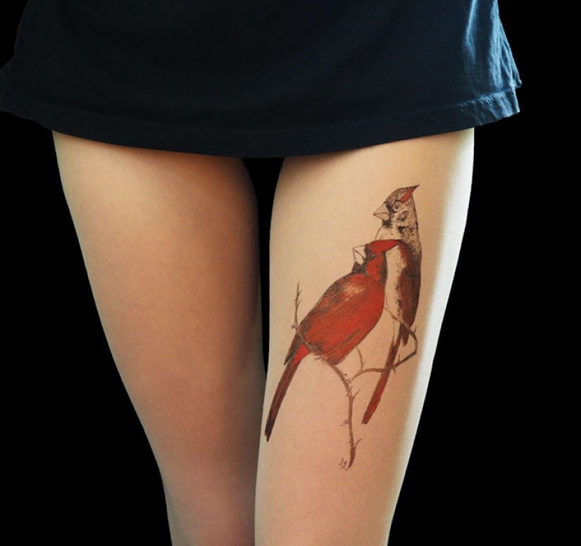 "Medias-tatuajes" crean la ilusión de tatuajes en las piernas