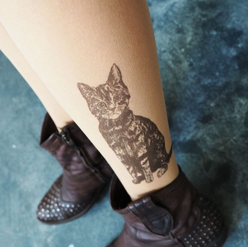 "Medias-tatuajes" crean la ilusión de tatuajes en las piernas