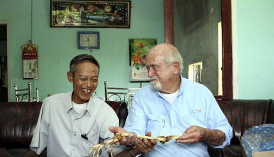 Médico estadounidense devuelve brazo amputado a hombre vietnamita hace medio siglo
