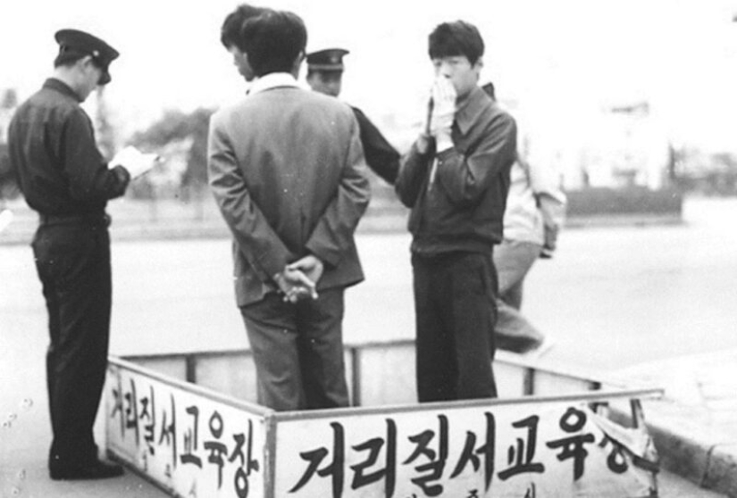 Medidas de la longitud de las faldas, cortes de pelo forzados y "jaulas de la vergüenza": la vida cotidiana en Corea del Sur en los años 70