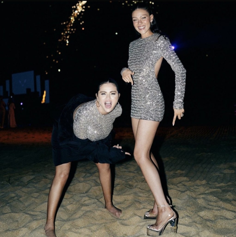 Mejores amigas para siempre: Selena Gomez y Nicola Peltz celebraron el Año Nuevo con los mismos vestidos y tatuajes a juego