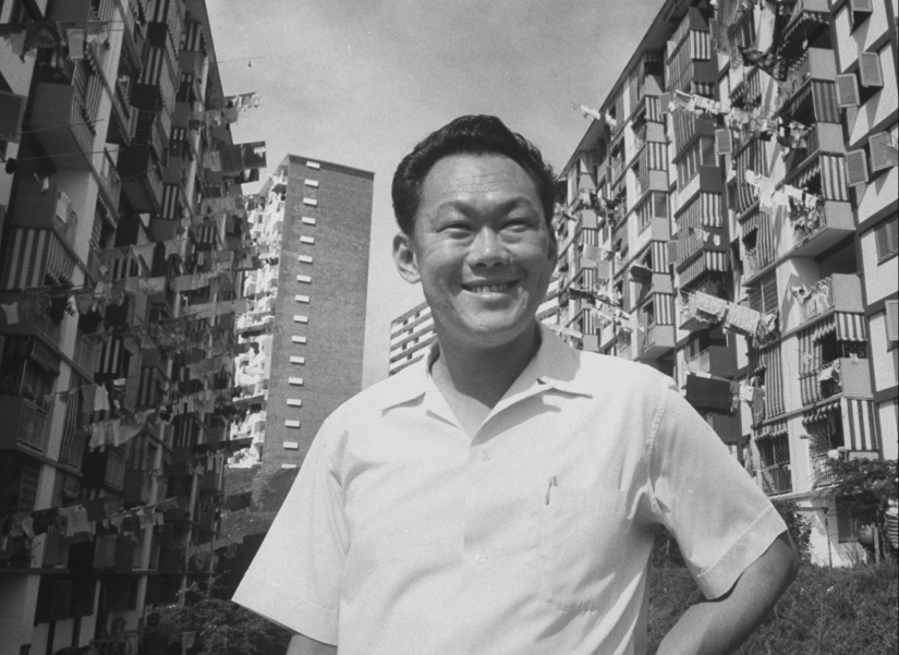 Miracle Lee Kuan yew or Singapore tackle corruption and became the financial center of Asia