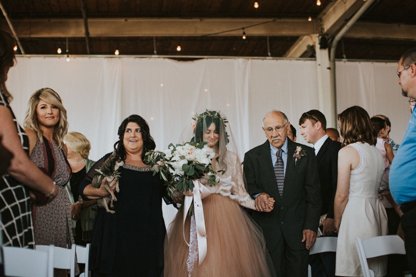 Miracles happen: the paralyzed bride got up and walked to the altar, touching the groom and guests to tears