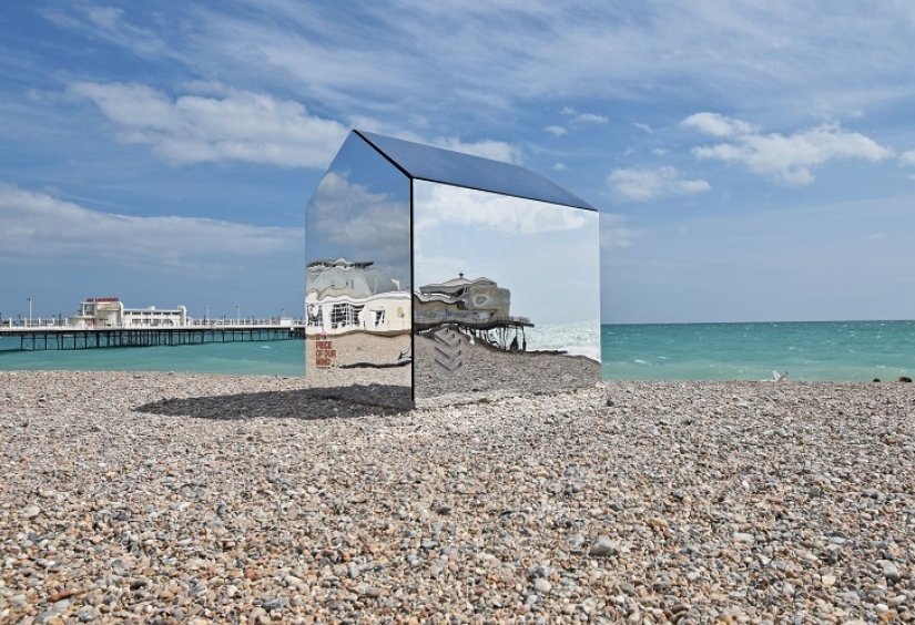Mirror hut on the beach
