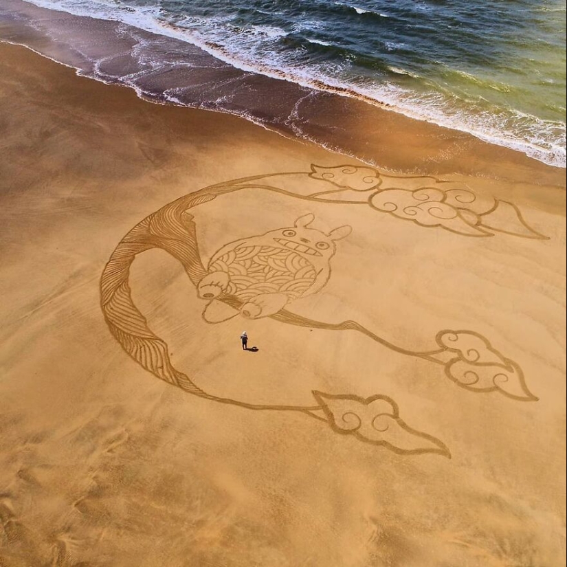 Mis 12 dibujos de arena de playa que miden entre 30 y 100 metros de ancho