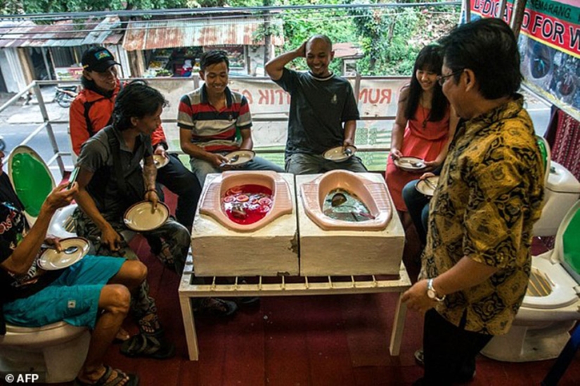 Mmm, que rico! El restaurante indonesio sirve fideos de inodoros del tipo " inodoro