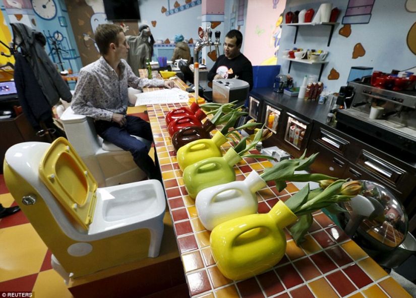 Mmm, what a yummy! The Indonesian restaurant serves noodles from toilets of the "toilet" type