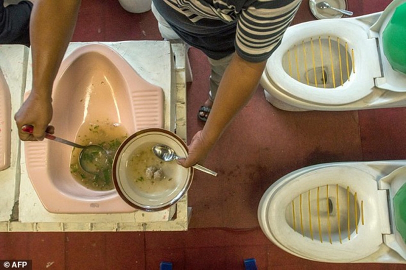 Mmm, what a yummy! The Indonesian restaurant serves noodles from toilets of the "toilet" type
