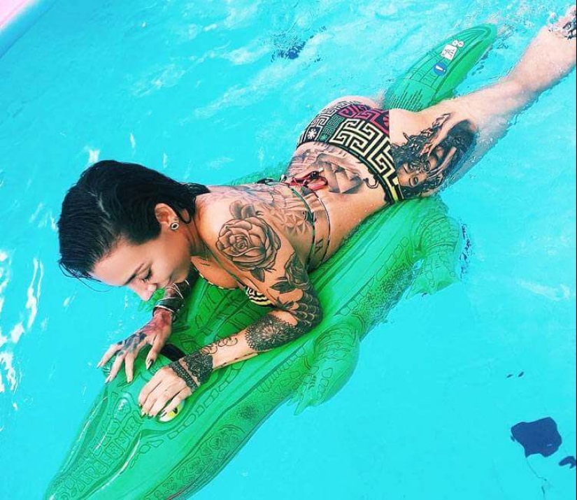Modelo de tatuaje española caliente Paula Gonzalez