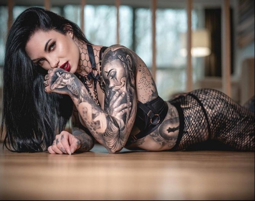 Modelo de tatuajes Mara Inkperial: todo su cuerpo está cubierto de tatuajes