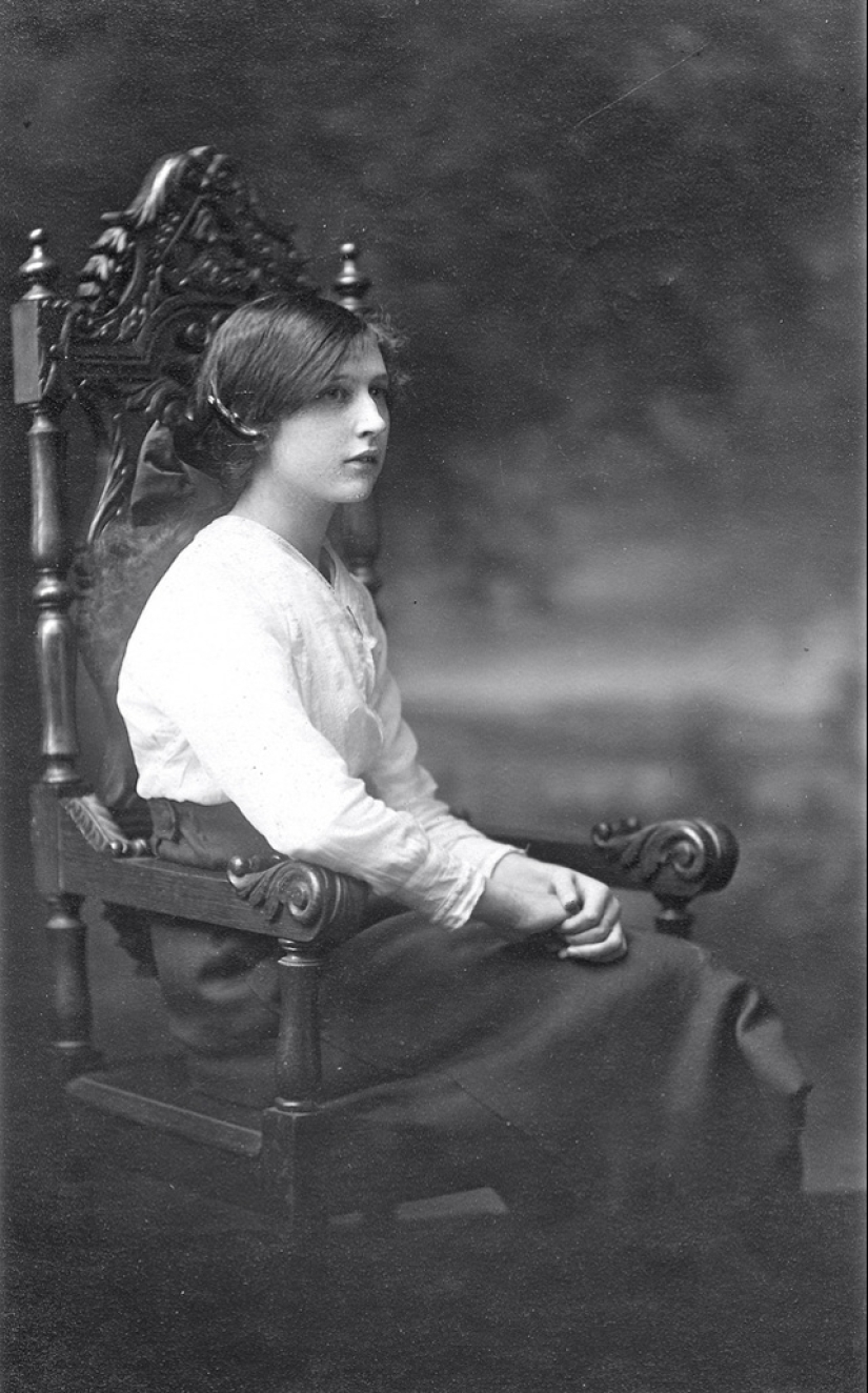 Moments of the past: how did a young lady of 100 years ago
