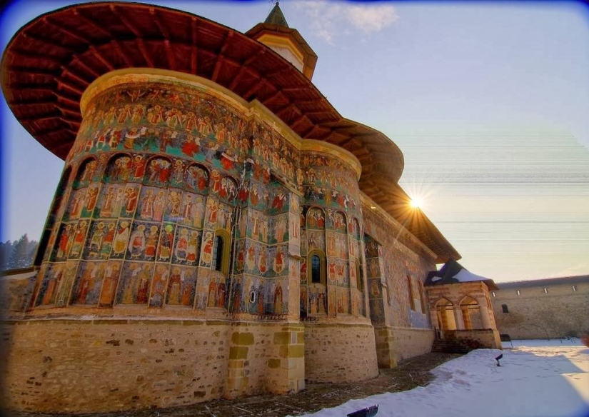 Monasterios en Rumania, donde los frescos asombrosos no están adentro, sino afuera