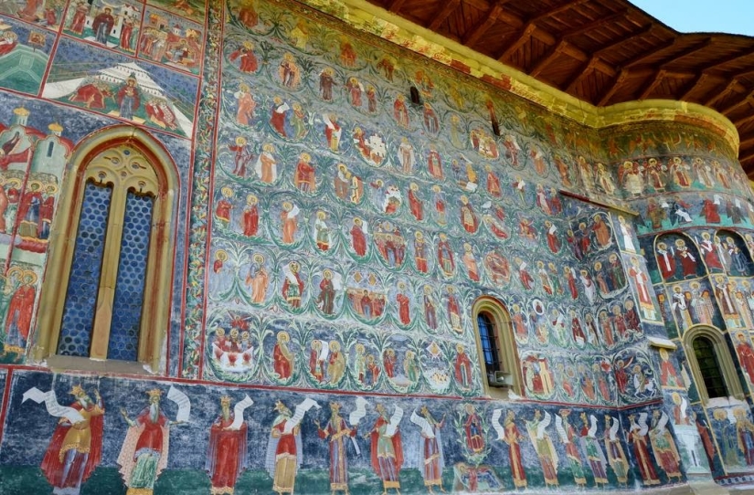 Monasterios en Rumania, donde los frescos asombrosos no están adentro, sino afuera