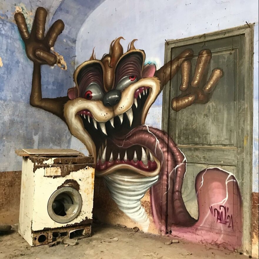 Monstruos Dentudos de David Lozano Inscritos en Interiores Abandonados