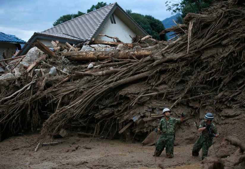 Mortales deslizamientos de tierra golpean Japón