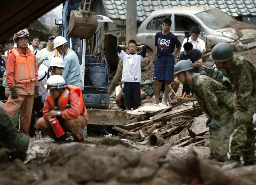 Mortales deslizamientos de tierra golpean Japón