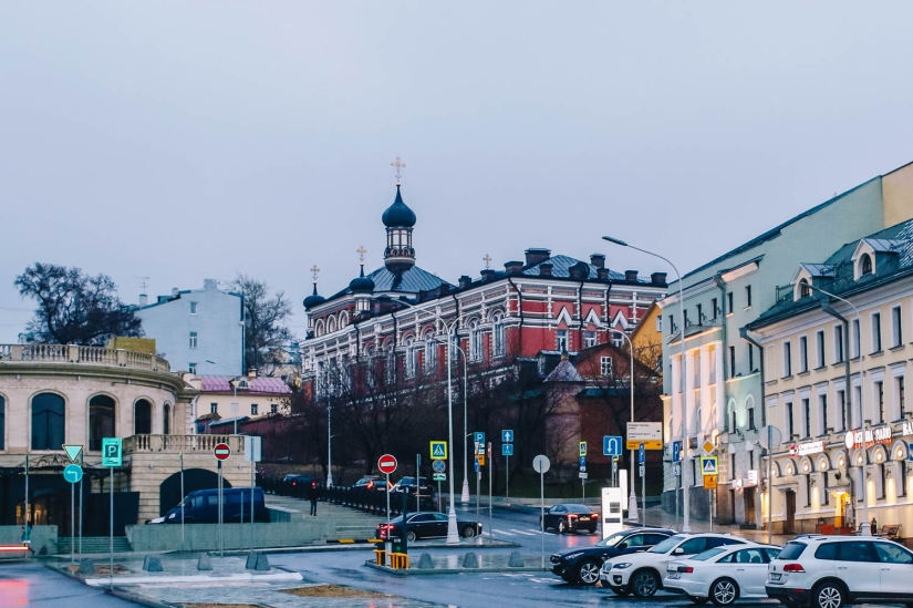 Moscow under a degree: the center of the capital through the glass of a beer bottle