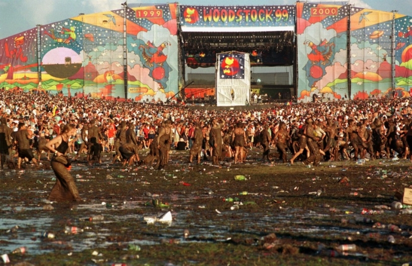 Moshpit, fire and stench: how the Woodstock Festival was held in 1999