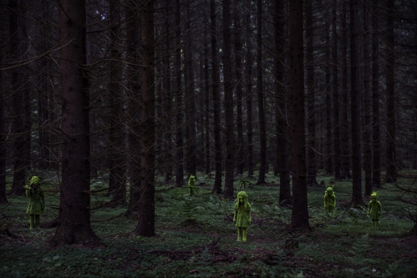 Mossy Figures Wander Through Woodlands and City Streets in Kim Simonsson’s Flocked Ceramic Sculptures