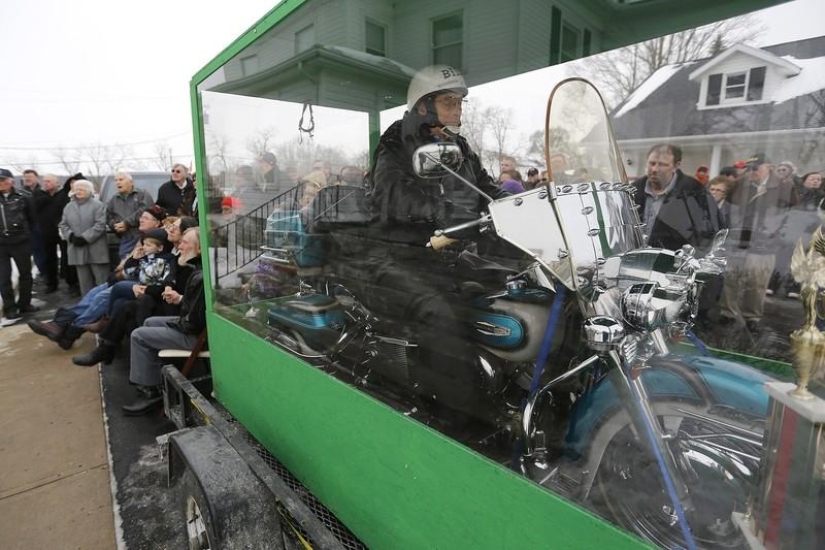 Motociclista enterrado montando una Harley