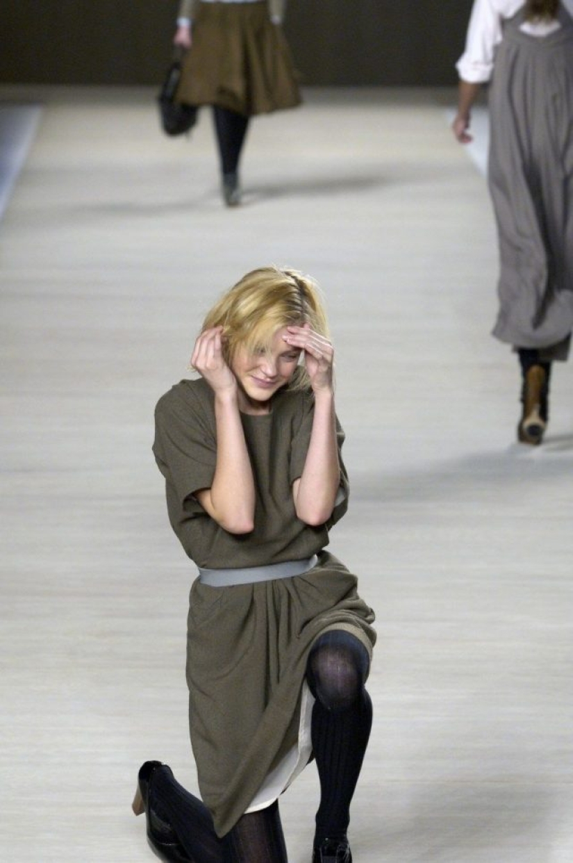 Moving down: 7 famous models who fell on the catwalk