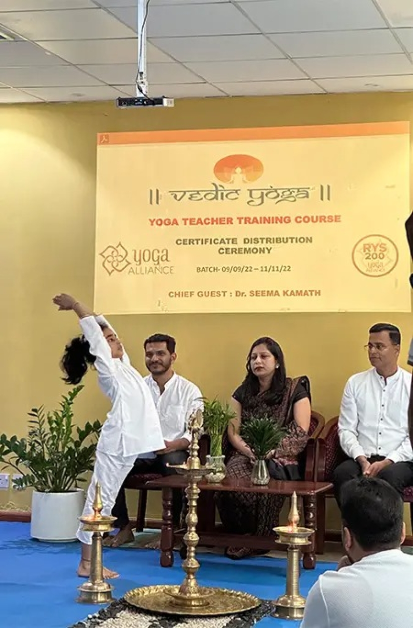 Mujer india de 7 años se convierte en la instructora de yoga más joven del mundo