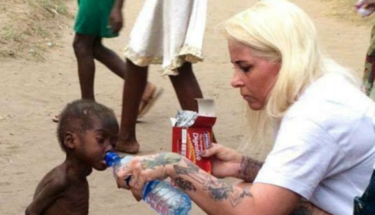 Mujer salva a un niño nigeriano moribundo que fue expulsado por sus propios padres