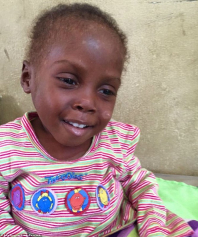 Mujer salva a un niño nigeriano moribundo que fue expulsado por sus propios padres