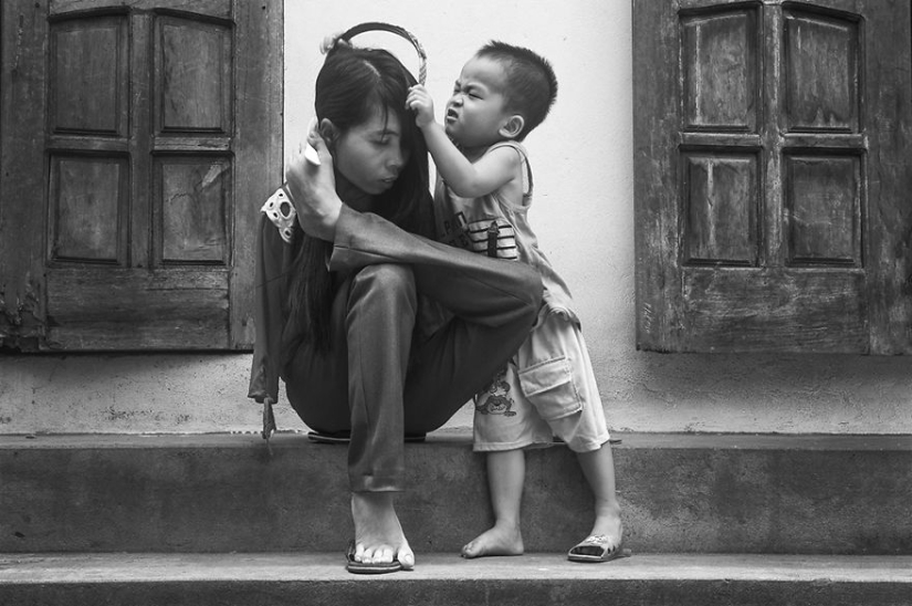 Mujer vietnamita nacida sin brazos vive una vida normal y cuida a su sobrino