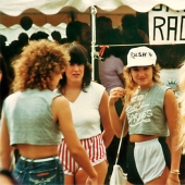 Mujeres americanas divertidas y jóvenes de los años 80