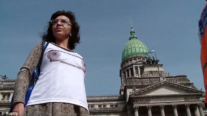 Mujeres desnudas frente al parlamento argentino para demostrar que no son cosas
