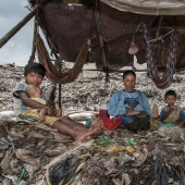 "Mundo vil" : cómo 3.000 familias con niños viven en un enorme vertedero