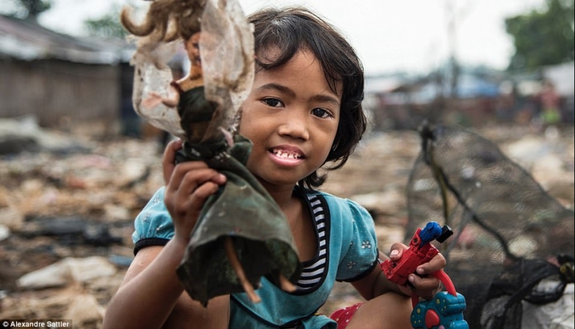 "Mundo vil" : cómo 3.000 familias con niños viven en un enorme vertedero