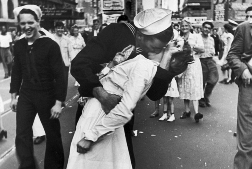 Murió una mujer de la legendaria foto donde un marinero besa a una niña en Times Square