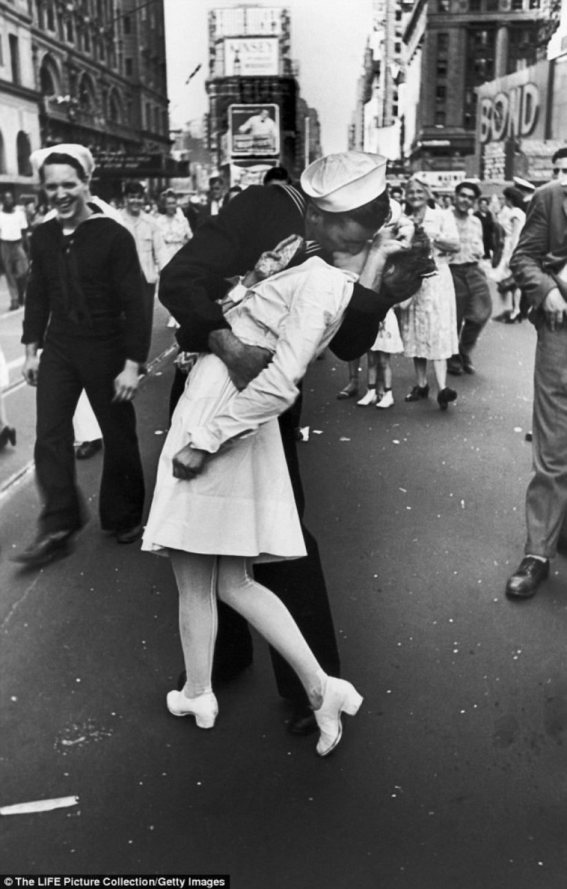 Murió una mujer de la legendaria foto donde un marinero besa a una niña en Times Square