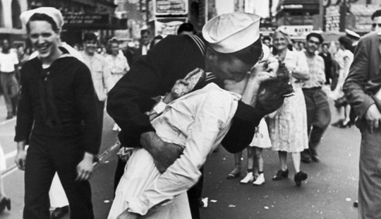 Murió una mujer de la legendaria foto donde un marinero besa a una niña en Times Square