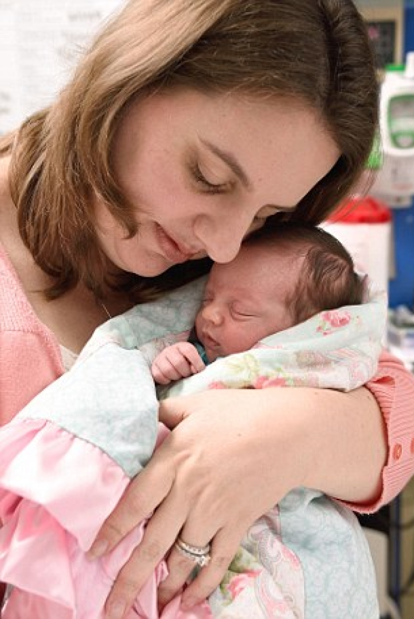 Nacido dos veces: los médicos sacaron al bebé del útero para operarlo y traerlo de vuelta