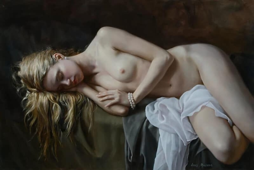 Naked tenderness in the works of hyperrealist artist Anna Marinova