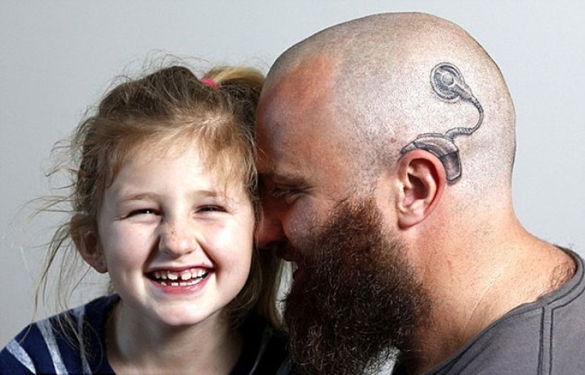 Neozelandés se tatúa en solidaridad con su hija sorda de 6 años