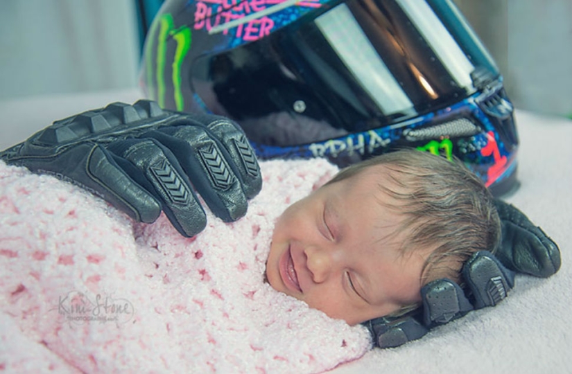 Newborn smiles in her sleep in the "embrace" of the gloves of the deceased father