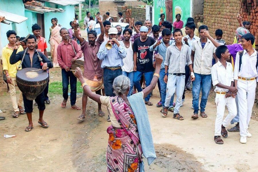 Niña india se casa con perro para romper maldición