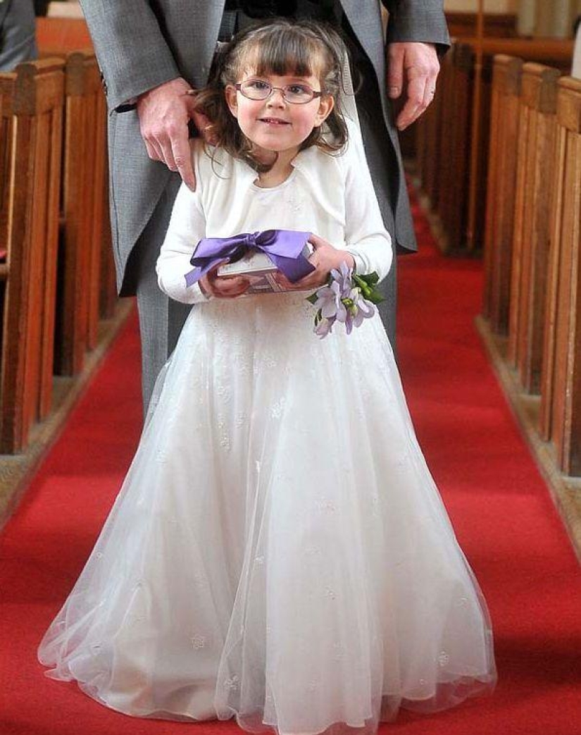 Niña paralizada de 4 años pudo llevar a la novia al altar