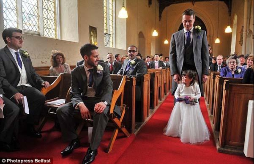 Niña paralizada de 4 años pudo llevar a la novia al altar