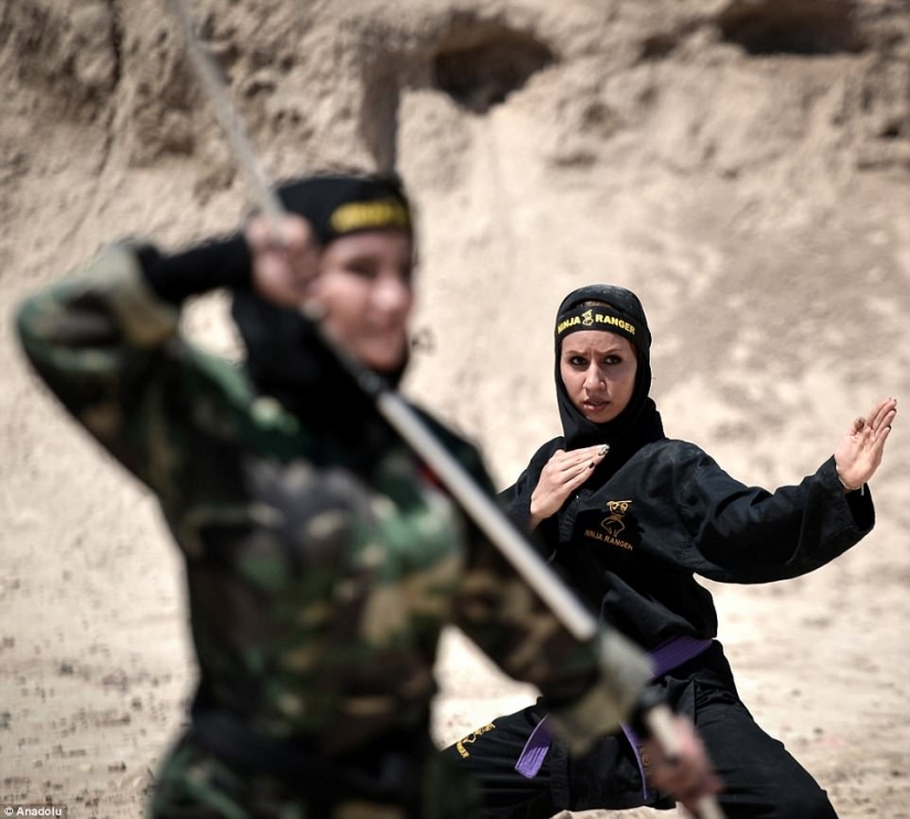 Ninja en hiyab: cómo las mujeres iraníes aprenden artes marciales en el desierto